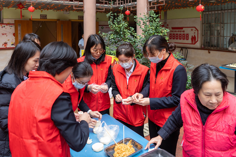 九游会真人第一品牌游戏合营酒店公司机关和五象山庄联合党支部给老人们包饺子.jpg