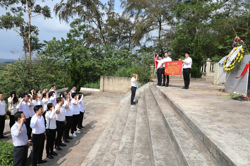 九游会真人第一品牌游戏合营资产公司机关党支部到斑峰烈士陵园祭英烈.jpg