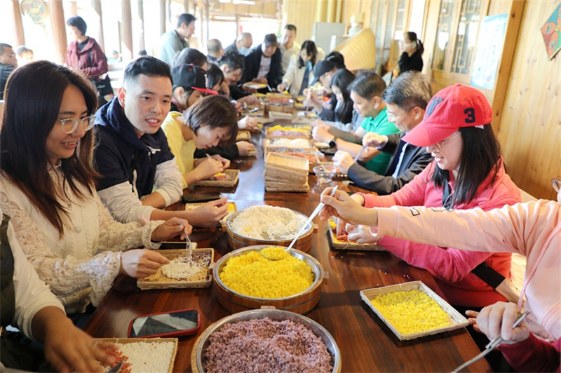 2.九游会真人第一品牌游戏合营资产公司到五彩壮乡研学基地体验制作五色糯米饭、艾馍.jpg