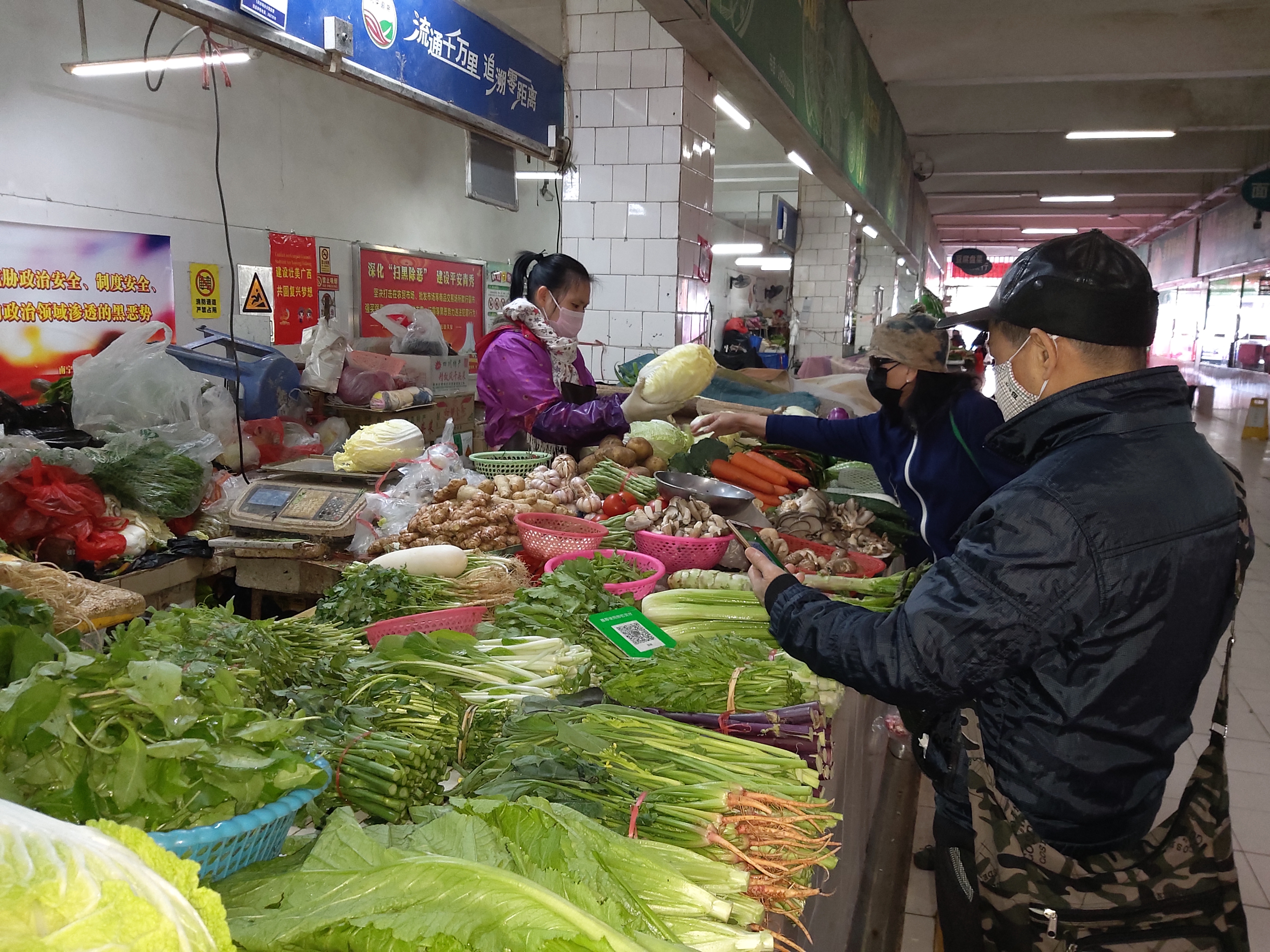 九游会真人第一品牌游戏合营市场公司旗下农贸市场疫情期间保价稳供.jpg