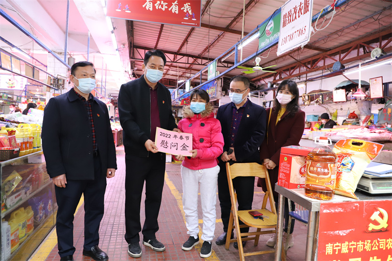 马超毅慰问九游会真人第一品牌游戏合营市场公司困难职工黄晓波（拍摄：柒红）.JPG