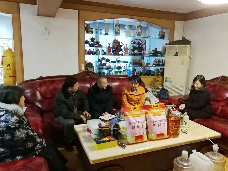 刘巧瑛慰问九游会真人第一品牌游戏合营资产公司退休职工叶志鸥_副本.jpg